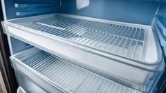 Zožltnuté časti chladničky budú opäť biele: pomôže prípravok z troch domácich ingrediencií