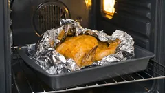 Ktorou stranou položiť alobal na plech – lesklou alebo matnou? Má to význam?