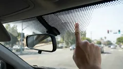 Na čo sú čierne bodky a čierny pás na čelnom skle a prečo ich má takmer každé auto