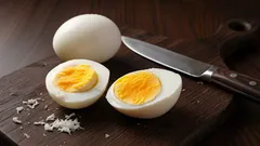 Trik, ako uvariť vajcia tak, aby sa žĺtok pri krájaní nerozpadal