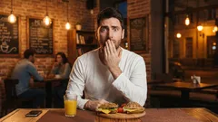 Psychologové vysvetlili, ktorý zvyk pri stole prezradí hlúpeho človeka – zapamätajte si to raz a navždy.