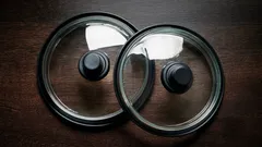 Ako vyčistiť zmatnené sklenené pokrievky: jednoduchý trik na mastný film