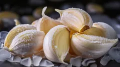 Prečo niektoré gazdinky mrazia strúčiky cesnaku: zapamätajte si tento kuchynský trik
