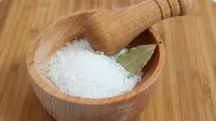 Miska so soľou a tri bobkové listy na parapete: overený spôsob riešenia bežného problému