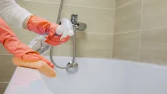 Ako vyčistiť vaňu na dokonalú belosť: jednoduchý domáci roztok z troch prísad